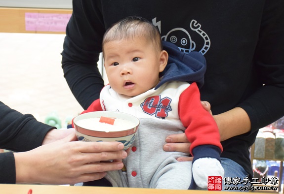 剃胎毛、滿月剃頭、嬰兒剃頭、嬰兒理髮、嬰兒剃髮、嬰兒剃胎毛、嬰兒滿月剃頭、寶寶剃頭、剃胎毛儀式、剃胎毛吉祥話、滿月剃頭儀式、滿月剃頭吉祥話、寶寶剃胎毛、寶寶滿月剃頭理髮、新北永和區剃胎毛、新北永和區滿月剃頭、新北永和區嬰兒剃頭剃胎毛、新北永和區嬰兒理髮、新北永和區嬰兒剃髮、吳寶寶(新北永和區嬰兒寶寶滿月剃頭理髮、免費嬰兒剃胎毛儀式吉祥話)。中國風會場，爸媽寶貝免費穿「日中韓」古裝禮服。專業拍照、DVD光碟、證書。★購買「臍帶章、肚臍章、胎毛筆刷印章」贈送：剃頭、收涎、抓周，三選一。2016.01.31 照片6